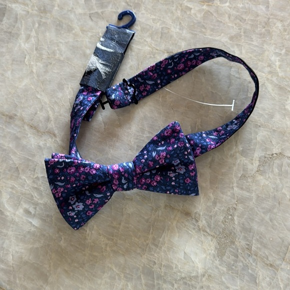 NWT Tommy Hilfiger Men’s Bow Tie-Blue/Purple‎ Floral Adjustable - Picture 1 of 6